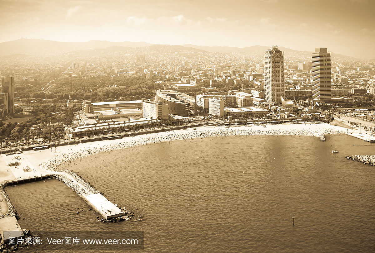 人们在西班牙巴塞罗那海滩晒日光浴