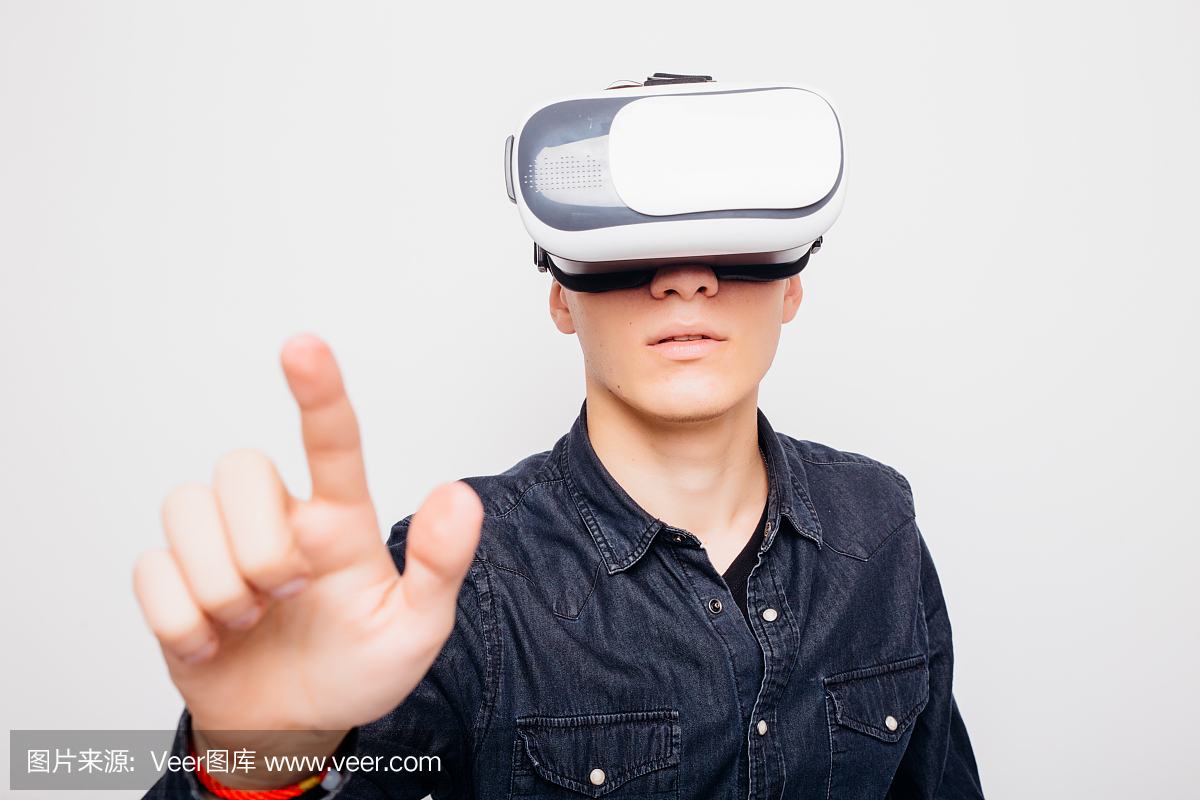 通过VR手指体验虚拟现实的人