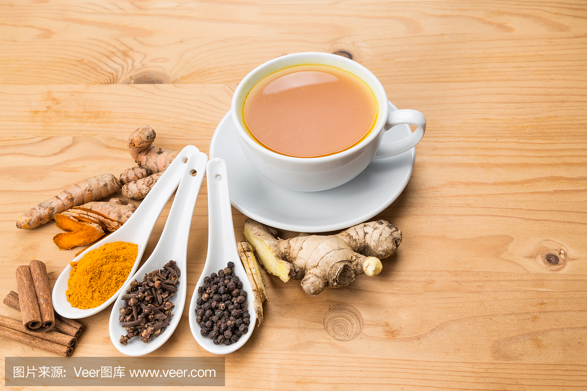 健康的姜黄茶与黑胡椒,肉桂,丁香和杜松子酒
