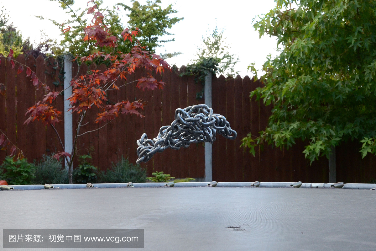 金属链在中空蹦床篱笆