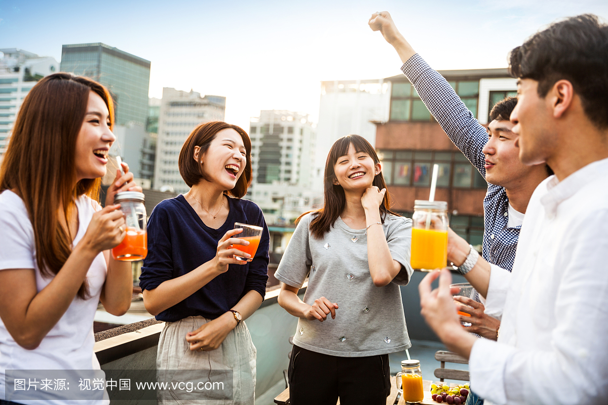 韩国人在首尔有屋顶聚会