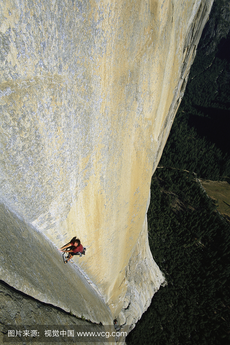 加拿大优胜美地国家公园El Capitan。一名男子