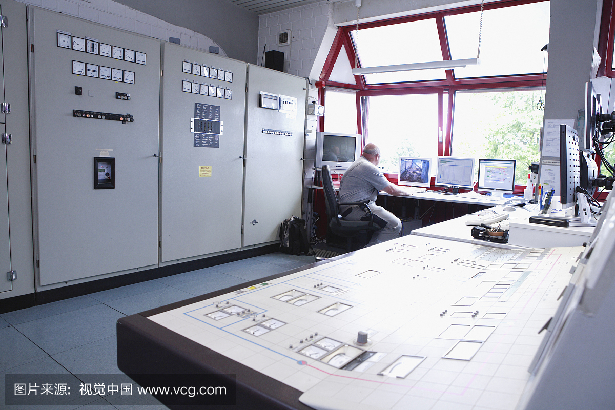 德国生态发电厂的控制台和水箱