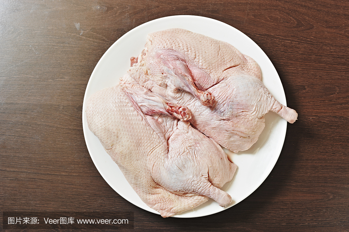 生鸡肉在盘子上