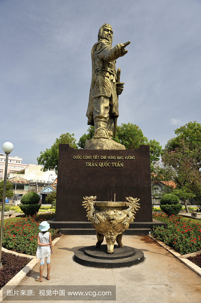 年轻的女孩注视着Tran Quoc Tuan的雕像,十三