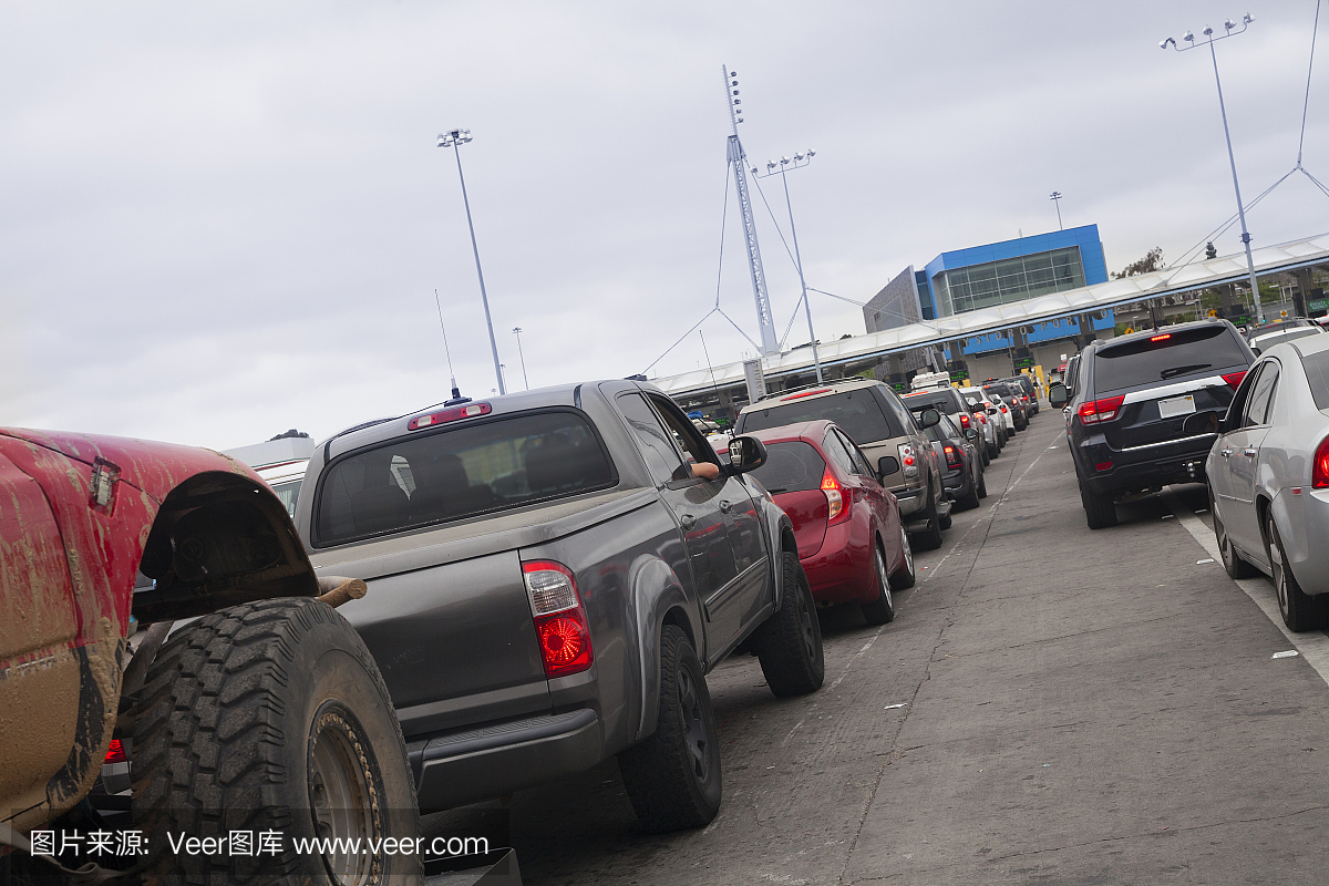 从墨西哥穿越边界进入美国在圣地亚哥