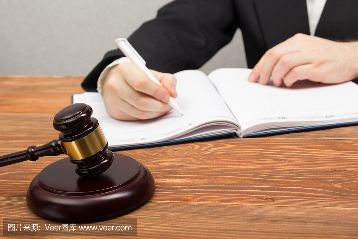 律师工作。公证人在其工作场所签发文件