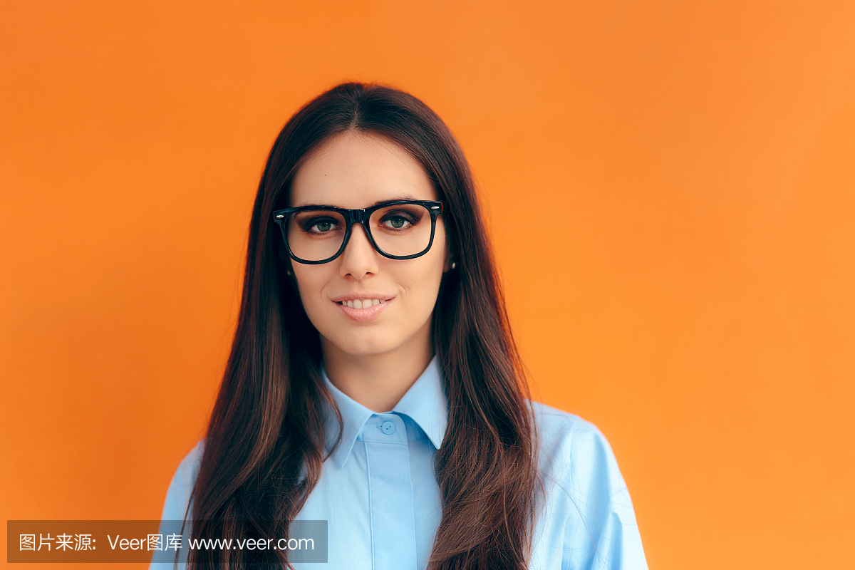 聪明的休闲办公室看看女人戴着眼镜和蓝色衬衫