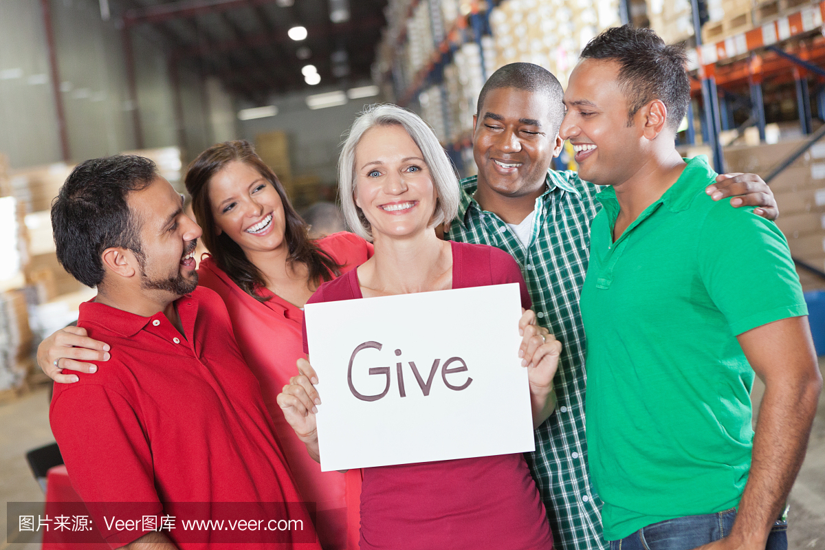 不同的快乐志愿者组织在仓库内给登录