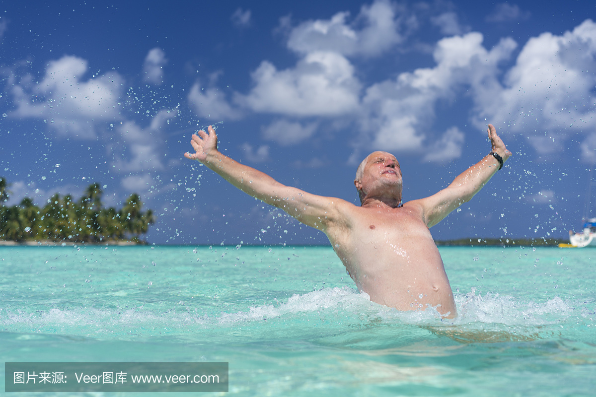 在加勒比的Isla de Perro岛的海滩上张开双臂的