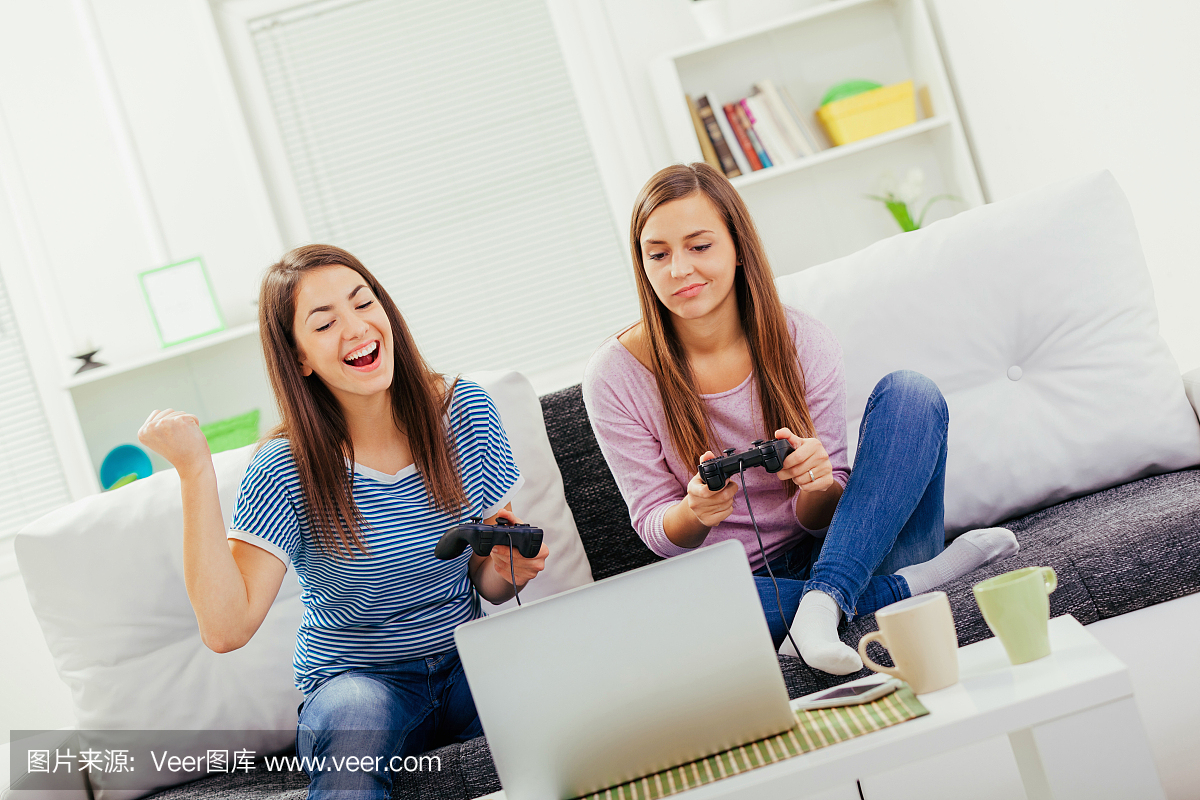 女孩在客厅玩电脑游戏