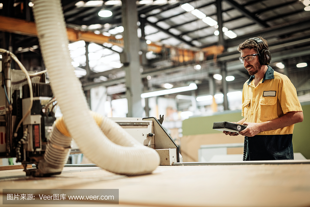 在工厂工作与安全设备的工程师