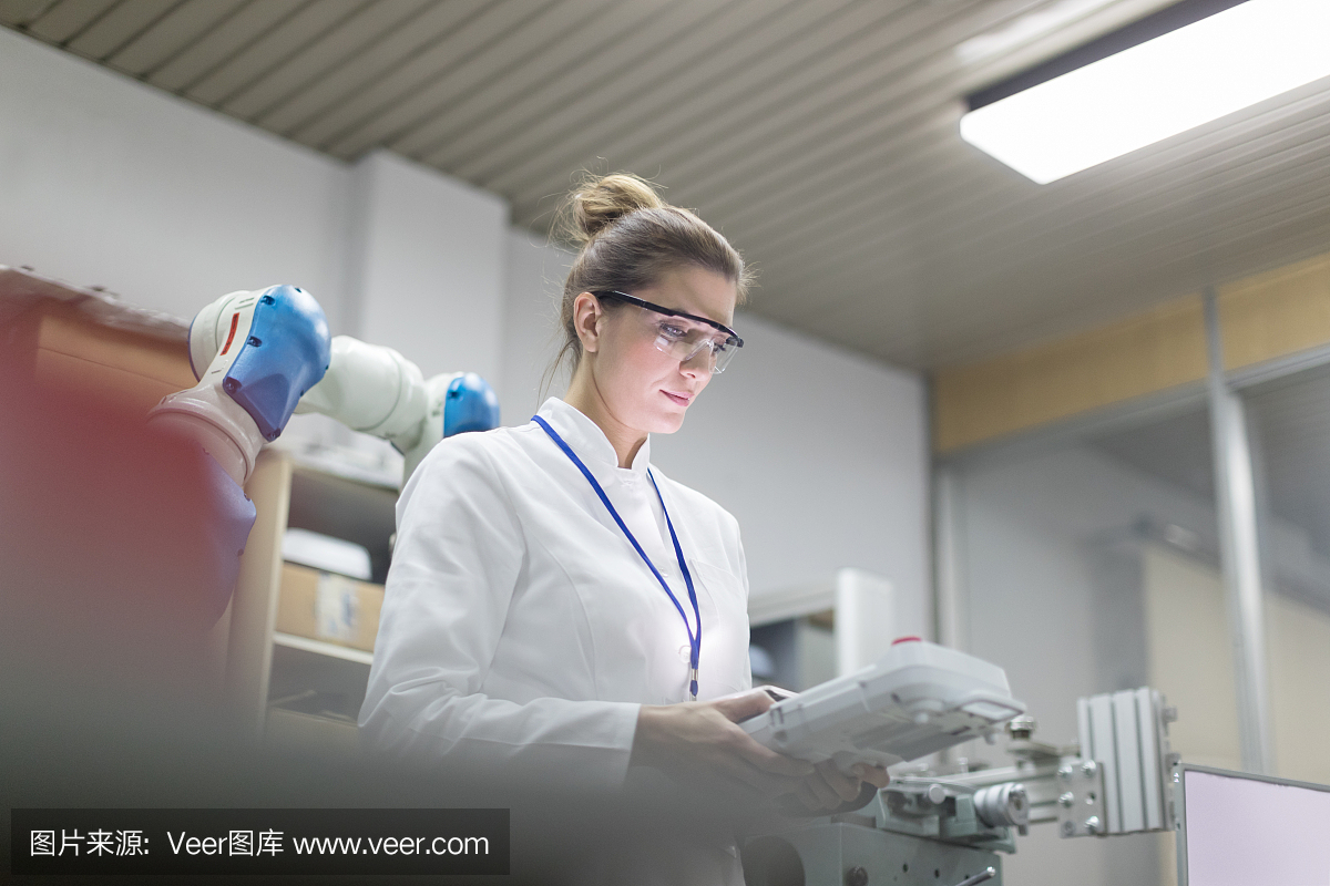 女工程师使用半导体