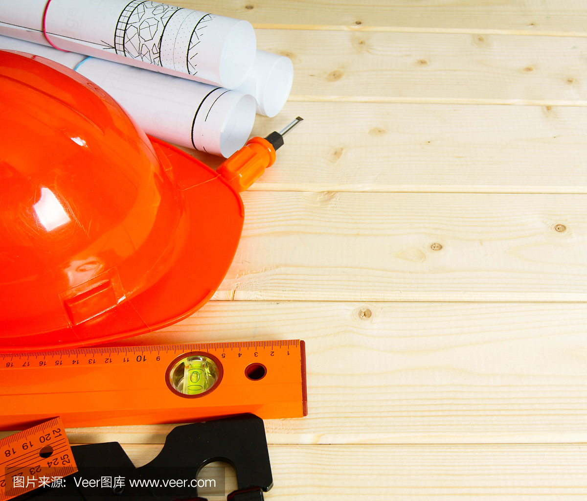 维修工作。建筑图纸,头盔,尺子和其他工具