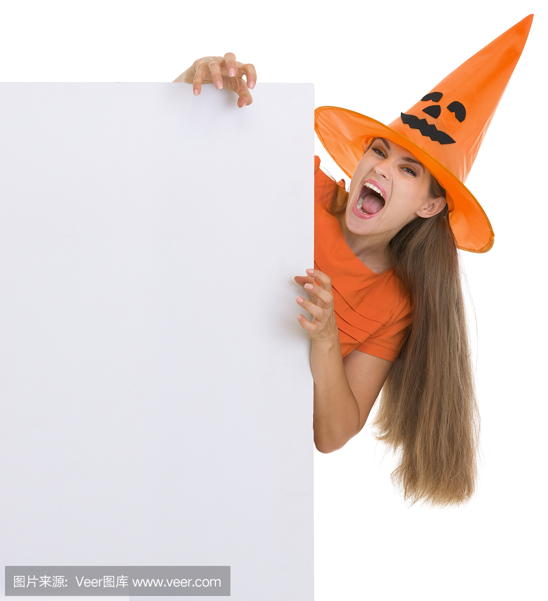 女人在万圣节帽子与空白广告牌