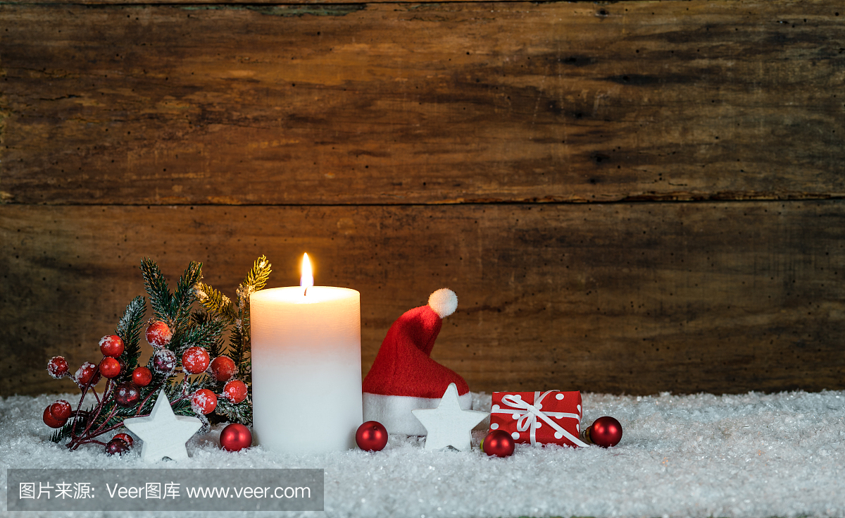 圣诞装饰蜡烛,红色圣诞老人的帽子和小礼物