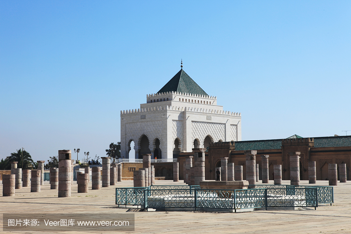 穆罕默德五世摩洛哥陵墓喷泉和柱子。