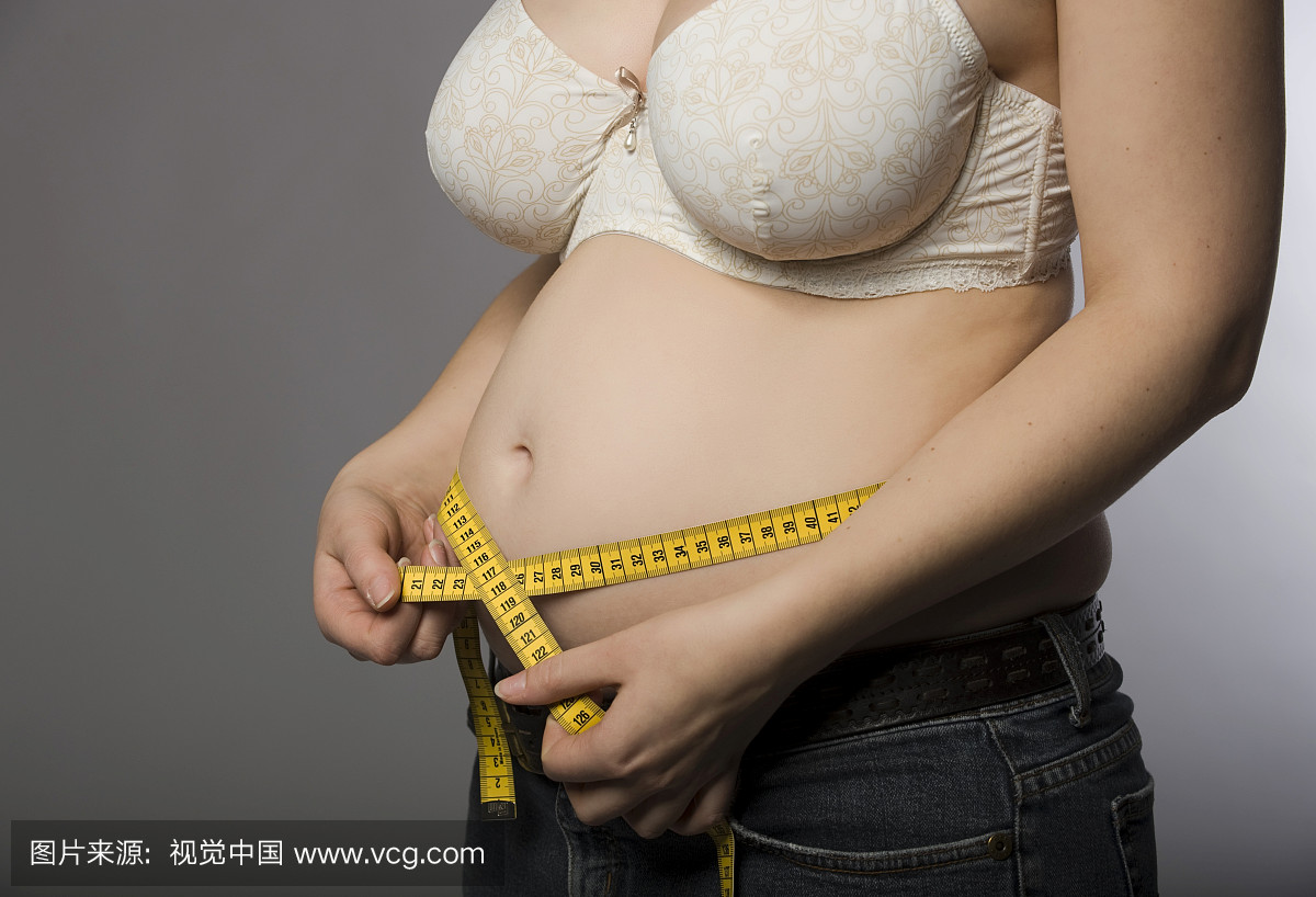 孕妇测量她的腹围,第13周