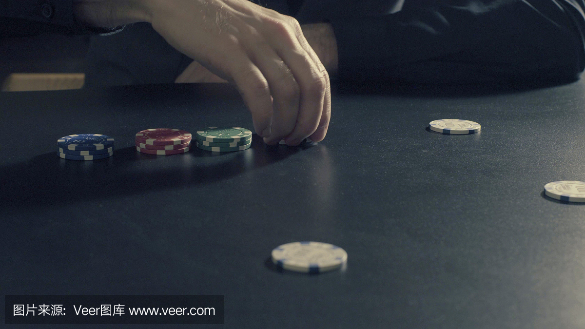 扑克游戏人的手交易卡和筹码