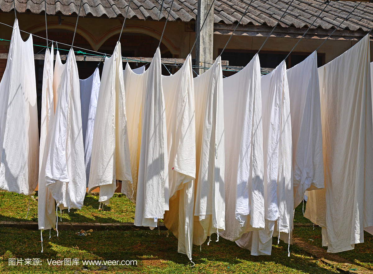 洗衣服务。新鲜干净的白色床单(亚麻布)在外面