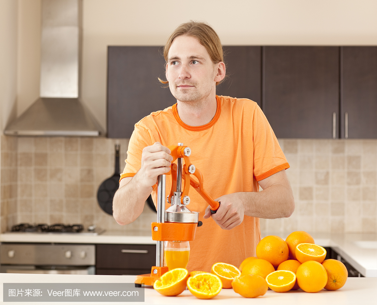 男人挤橙汁做果汁
