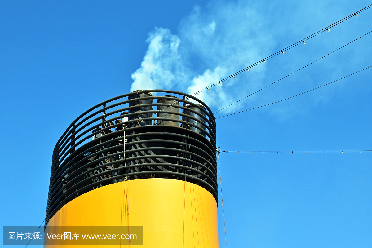 从邮轮的烟囱冒出烟气和废气