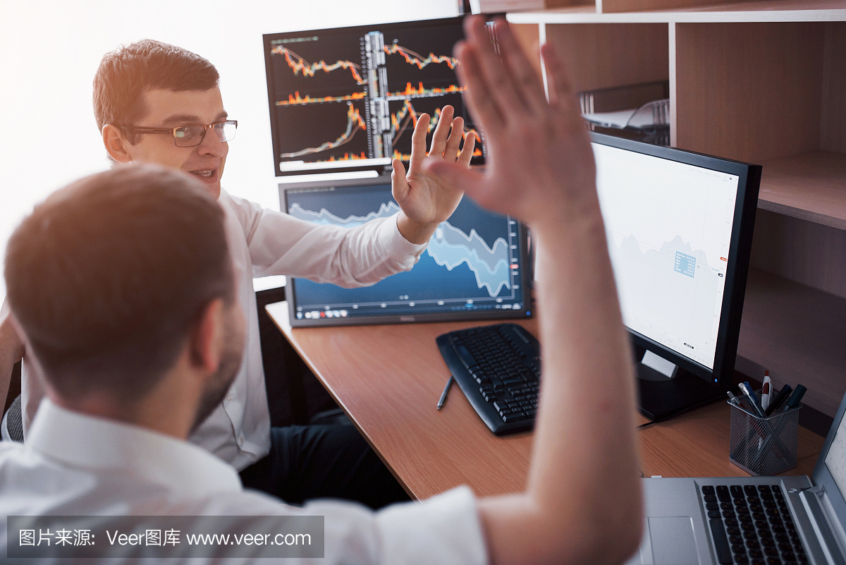 在线交易股票的商人。股票经纪人在多个计算机