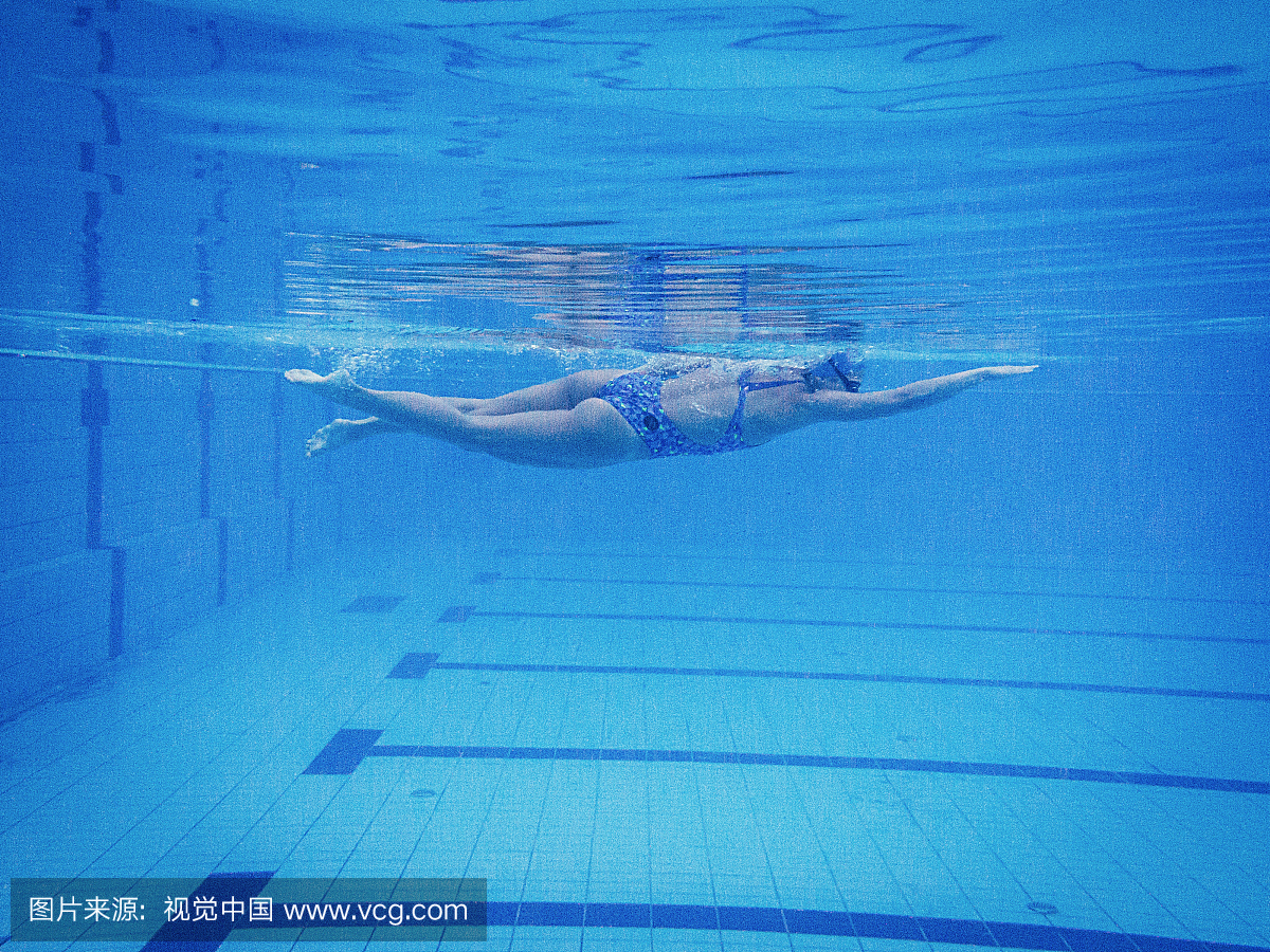 专用女运动员在游泳池里游泳