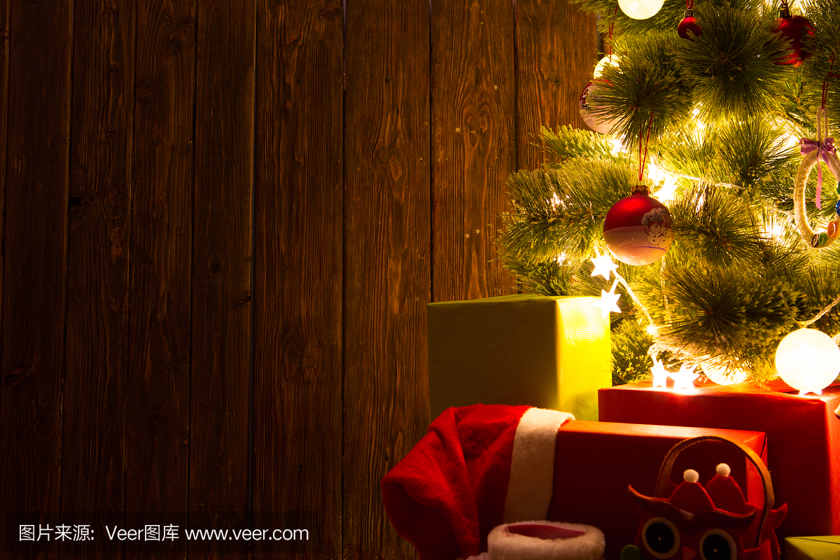 圣诞节或新年装饰背景。圣诞树上木制背景与副