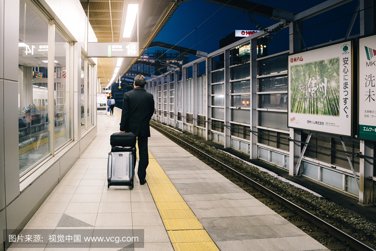 日本 - 沿着长野新干线的火车平台走的人