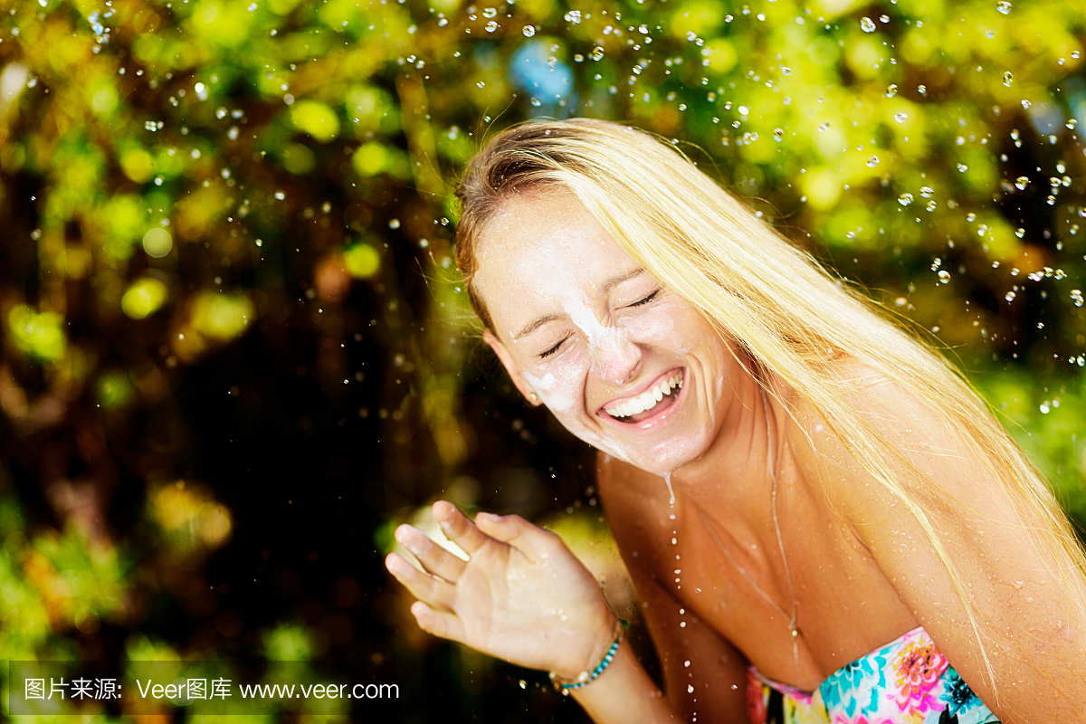 想避免皮肤癌吗?使用防晒霜,最好是防水。