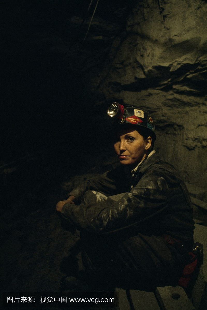 没有护目镜的女性煤矿工人的肖像。