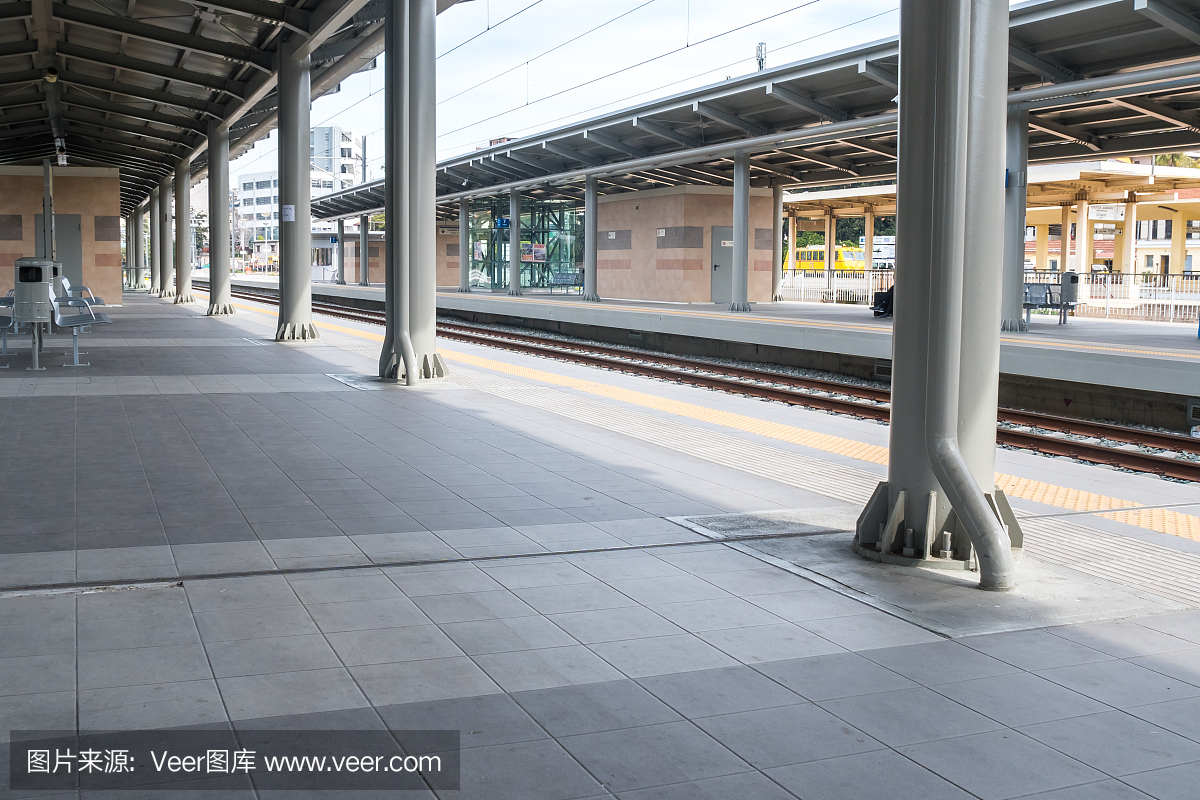 长凳休息在雅典火车站