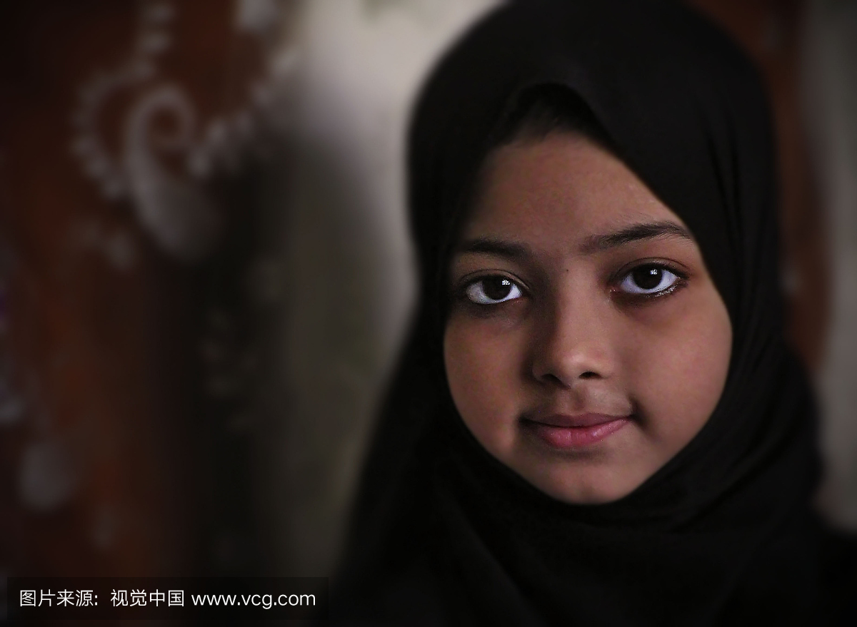一个戴着头巾的巴基斯坦少女