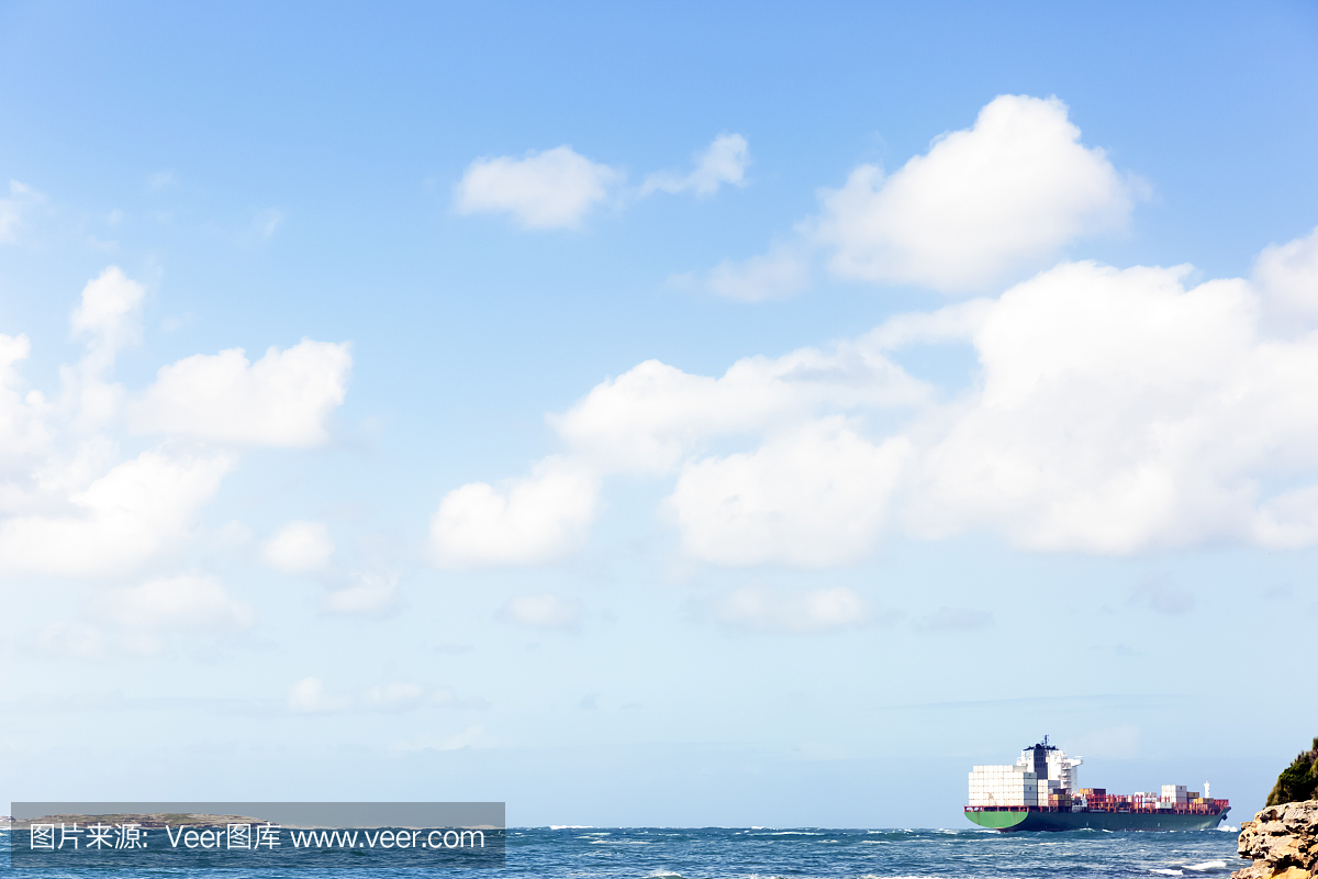 货物集装箱船在海上,背景与副本空间
