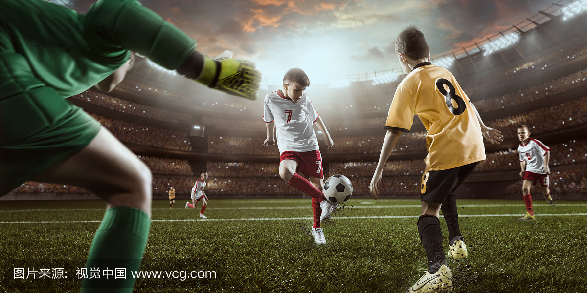 足球小子球员进球。守门员试图击球