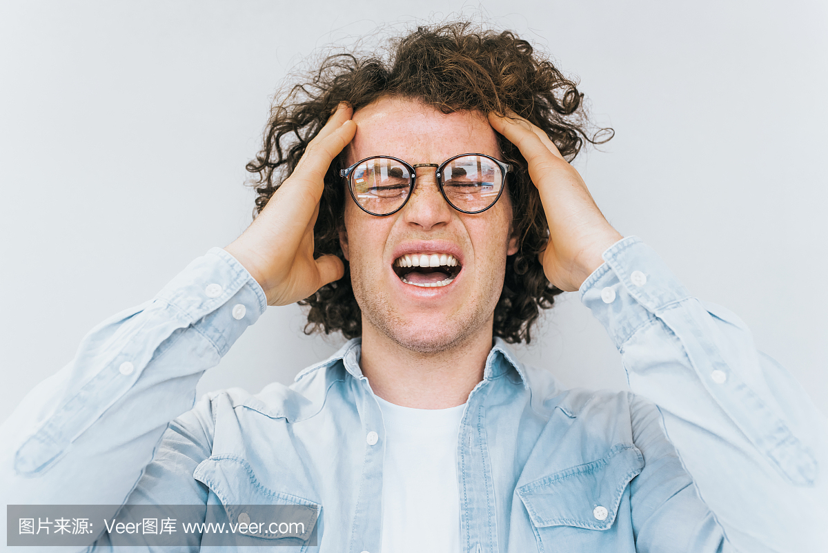 特写工作室拍摄的头痛的男子雀斑卷发有沮丧痉韩式刘海中长发烫图片