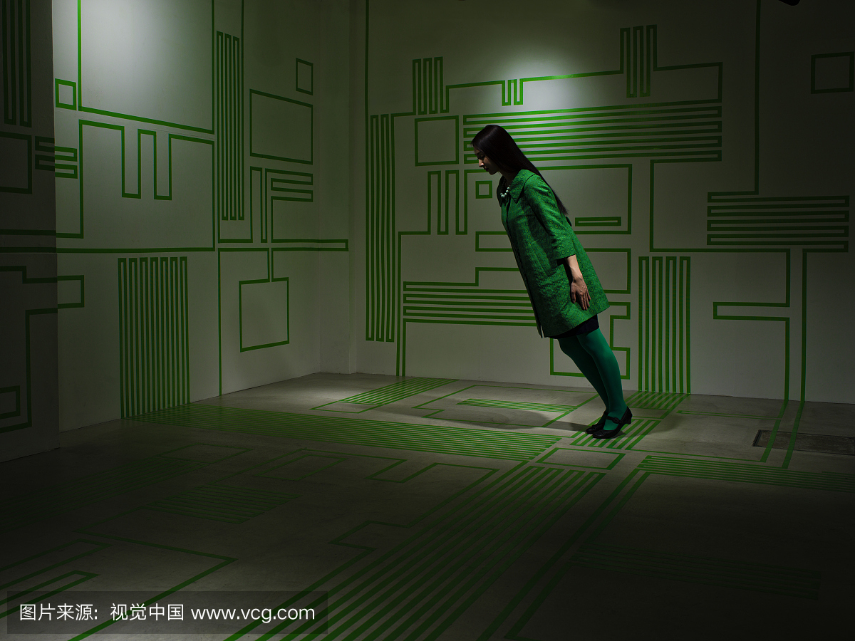 女人在电路板房间
