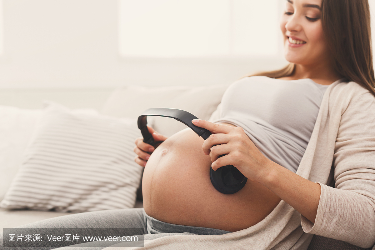 未出生的婴儿在母亲的肚子里听音乐