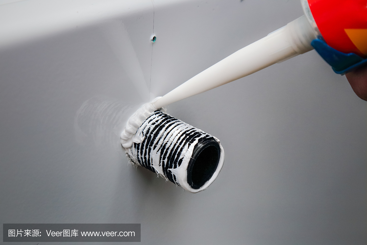 工人在螺丝上涂上硅胶填缝剂