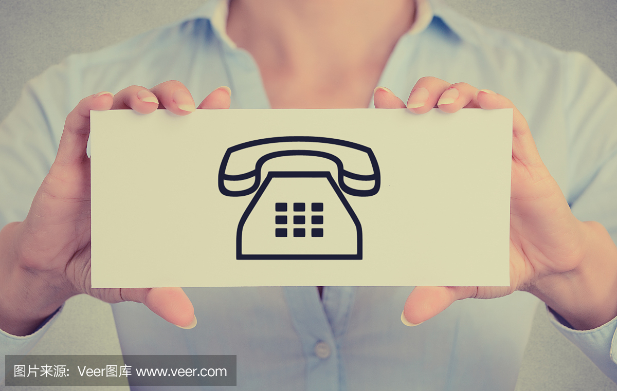 拿着白卡标志与电话联系人图标的女商人的手