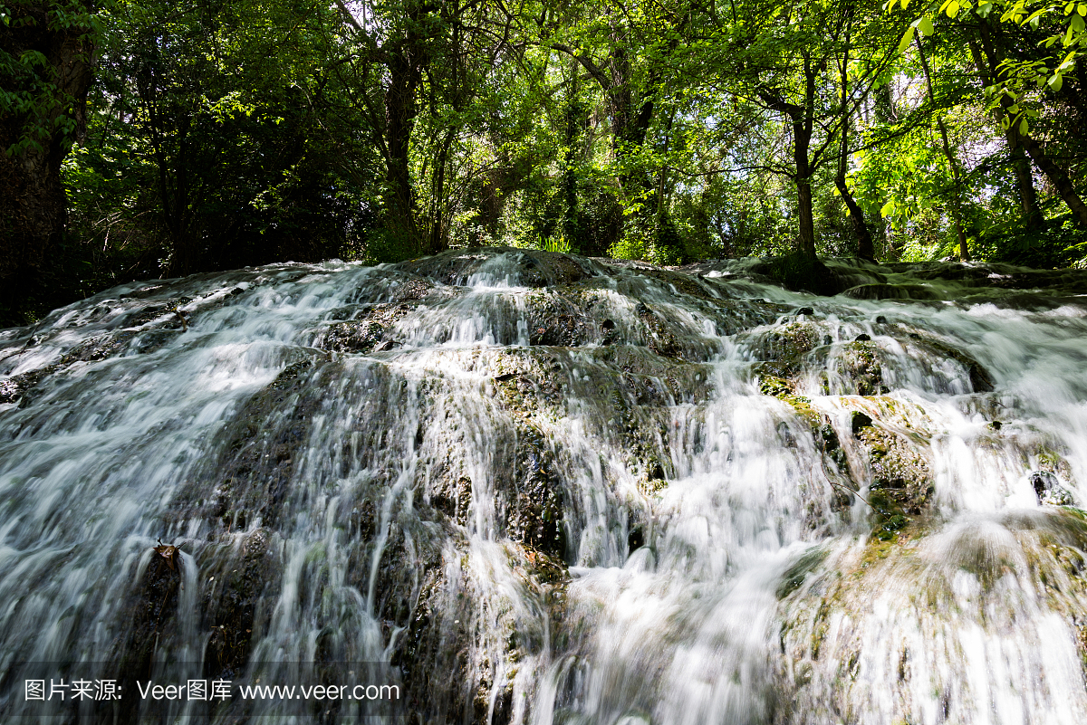 瀑布从石头修道院,萨拉戈萨,西班牙。