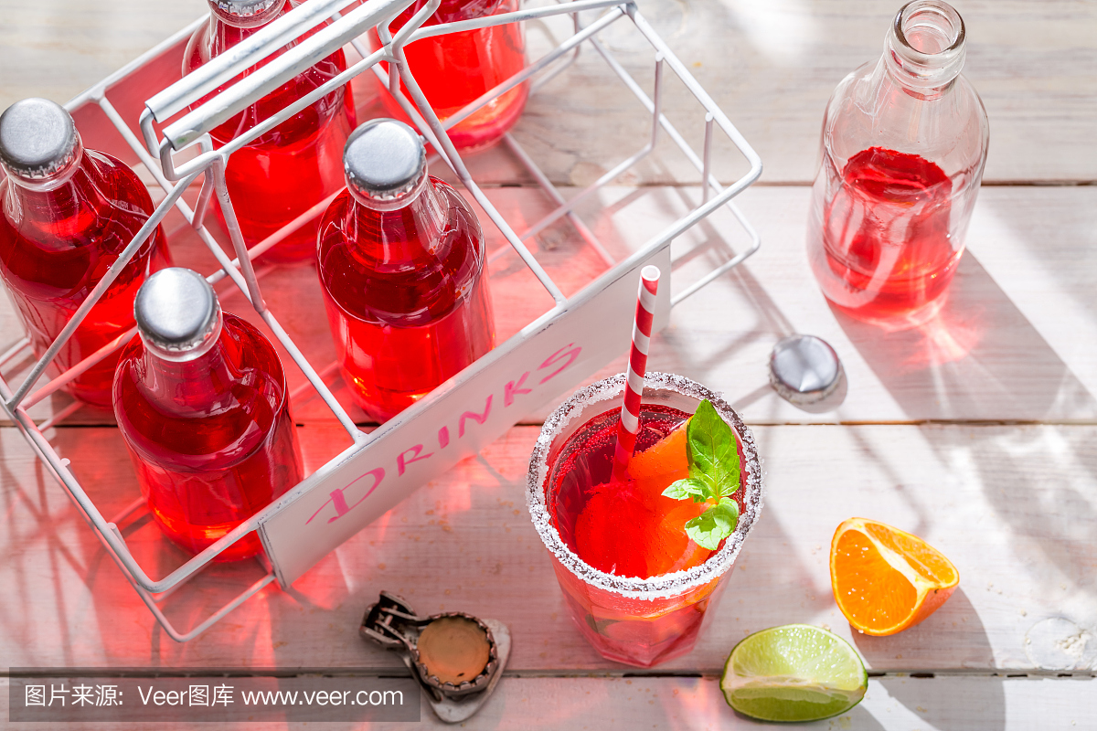 桔子在瓶子与柑橘类水果