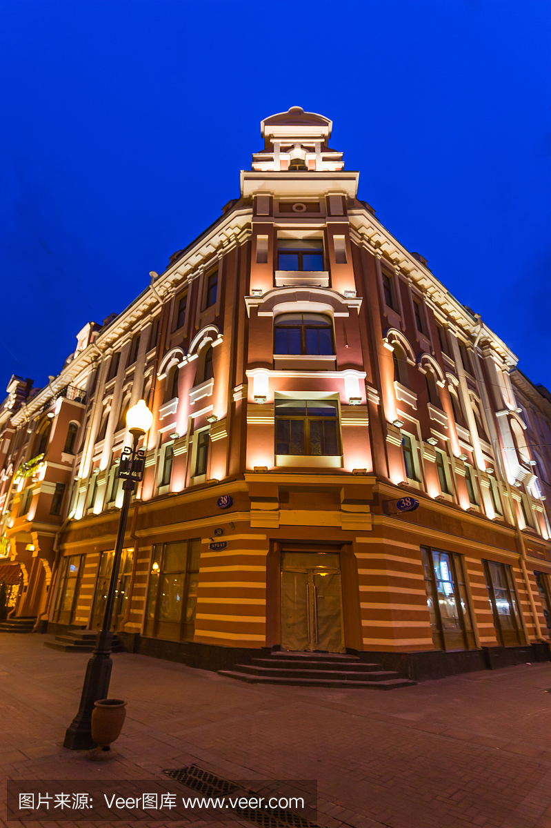 鸟瞰图人们走过阿尔巴特街在夏天的傍晚