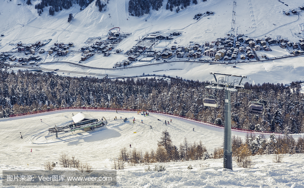 迷人的阿尔卑斯滑雪胜地和滑雪缆车站,伦巴第