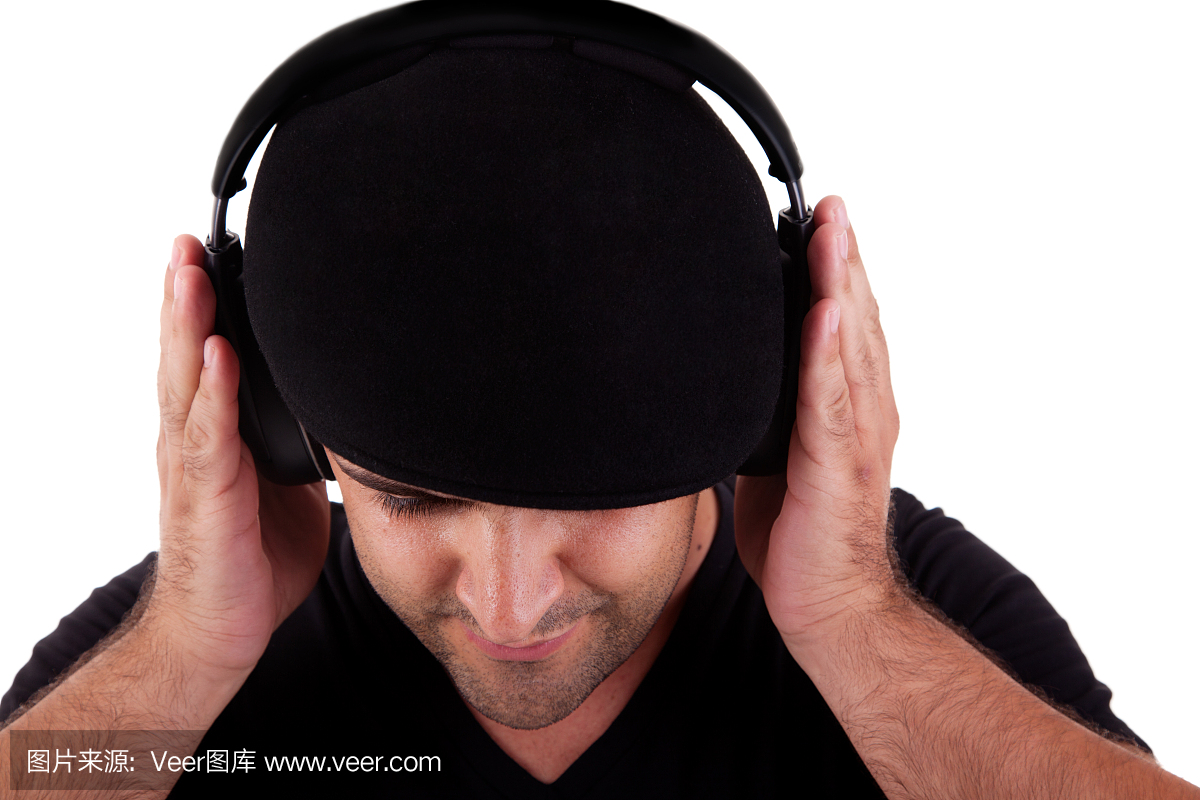 戴帽子的人戴着耳机听音乐