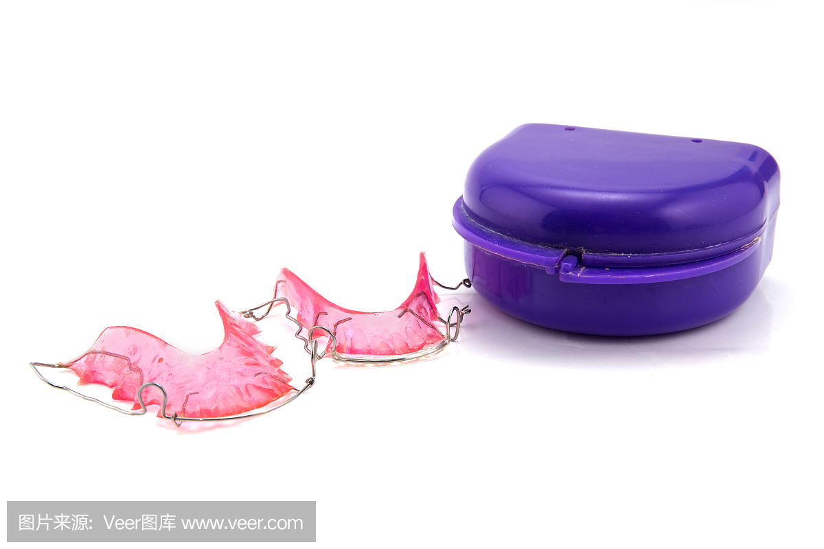 丙烯酸牙齿保持器隔离在白色框中