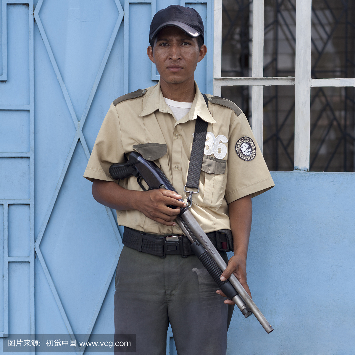 安全警卫在萨尔瓦多持枪