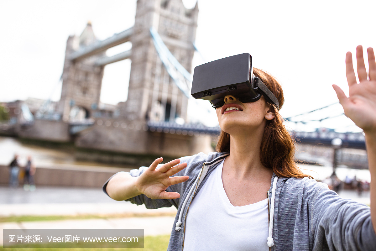 在伦敦使用VR模拟器的女人