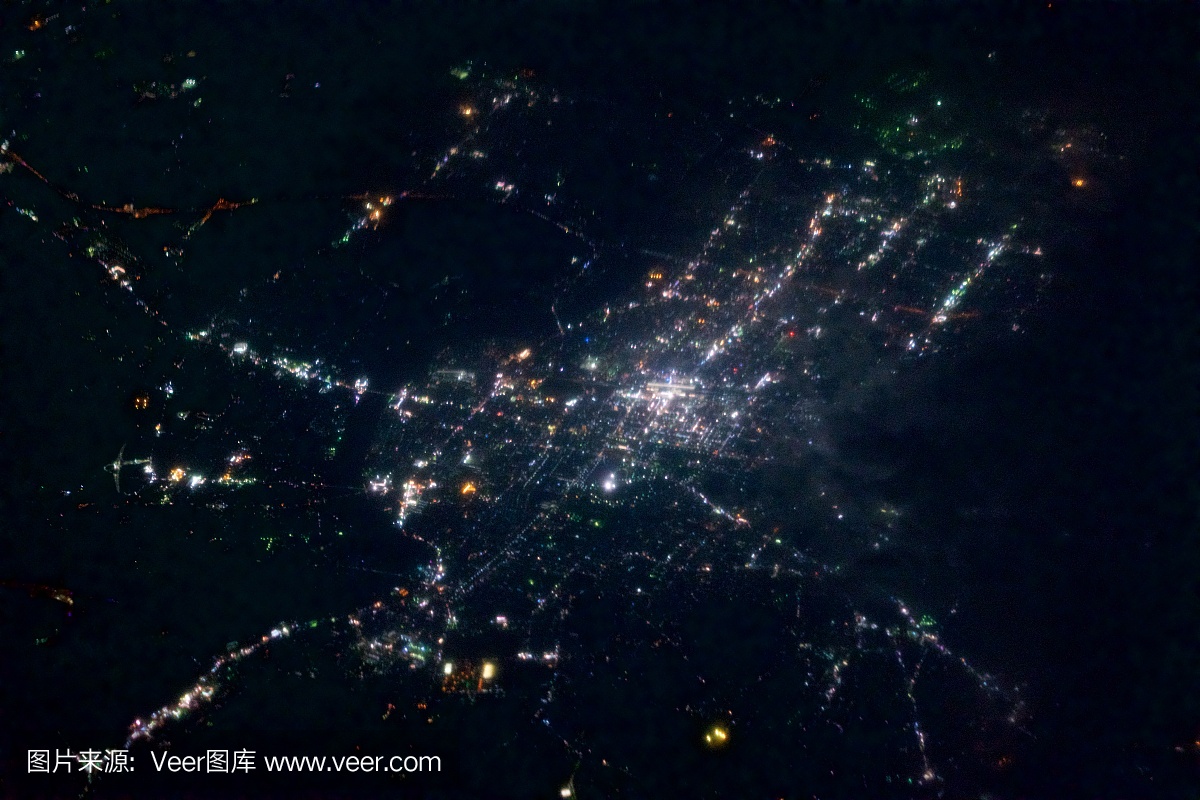日本兵库县姬路市的中心从飞机的夜间时间鸟瞰